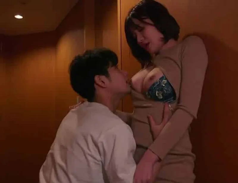 Bí mật hẹn hò với cô gái xinh đẹp quan hệ giỏi hơn cả người yêu